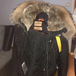 Parajumper - Jackan är äkta och köptes i NK i Göteborg för 10000 kr. Jag har haft jackan i snart 2 år och jackan är fortfarande i bra skick och håller en varm under vintern, jackans storlek är XXS och modellen på jackan heter Parajumper Doris. Priset kan diskuteras och tyvärr så hittar jag inte kvittot på jackan. 