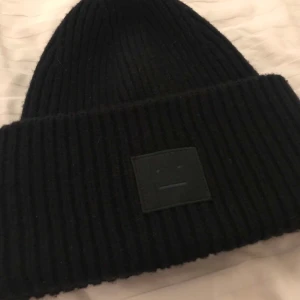 Acne Mössa - Hej, säljer min acne mössa nu som jag tyvärr inte använder längre. Denna mössan är i bra skick som ny.Jätte fin och mysig och inte alls stickig!Ledande bud 600kr✨!