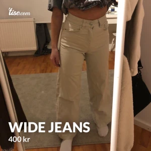 Wide Jeans beige - Beiga jeans sitter jättebra och är väldigt sköna! Använder aldrig och är nyligen köpa. Storlek xs/s