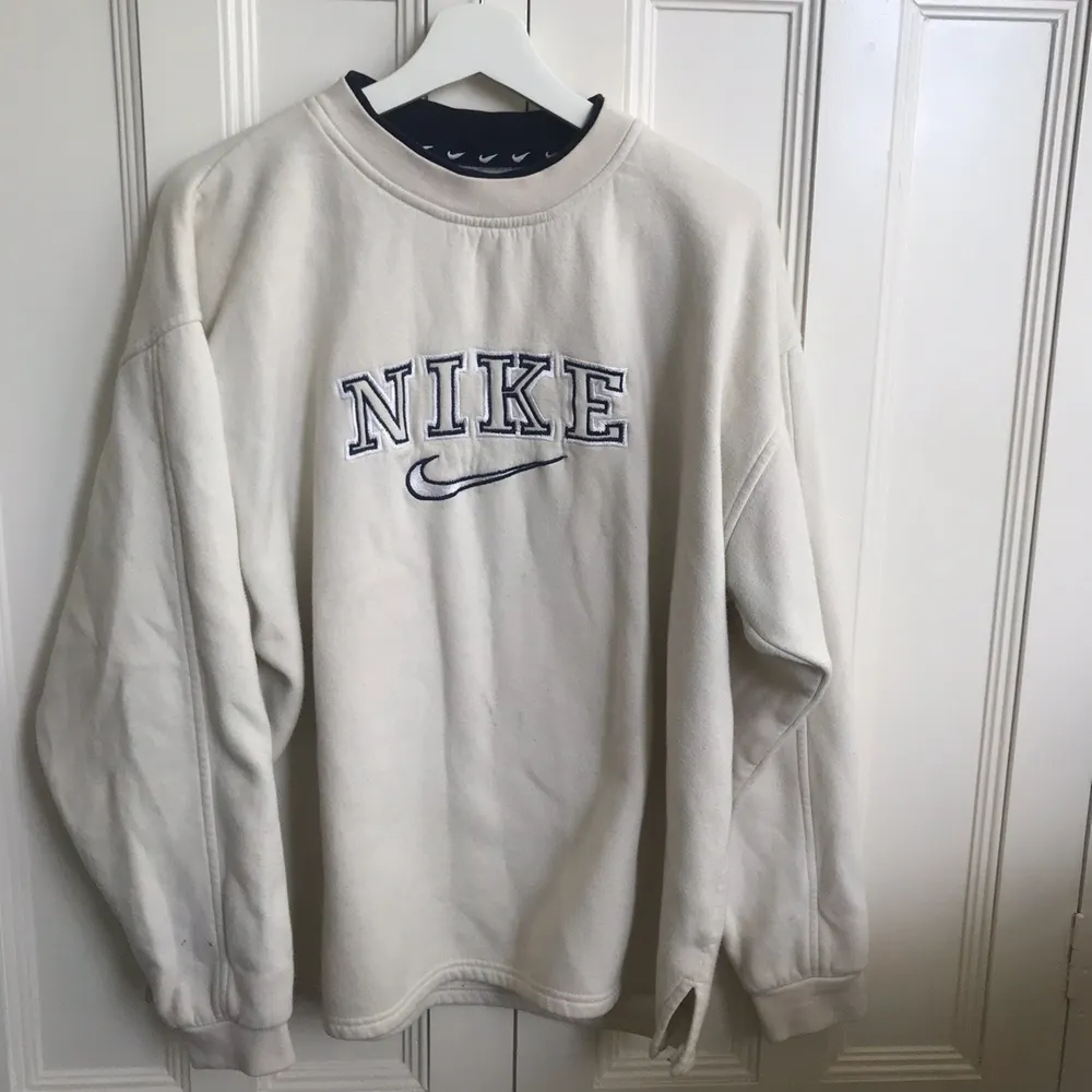 SÖKER en äkta Nike vintage tröja. . Neuletakit & Villapaidat.