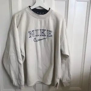 SÖKER en äkta Nike vintage tröja. 