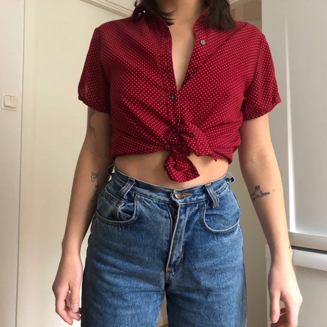 Gullig rödprickig skjorta!!