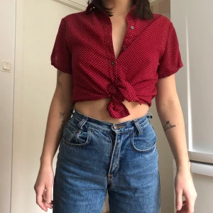 Gullig rödprickig skjorta!! - Kostar 75kr och passar en S i storlek.