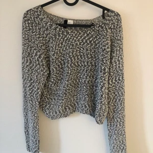 Stickad tröja - Tunn stickad tröja från HM, strl M. Fint skick. Köparen står för frakt!