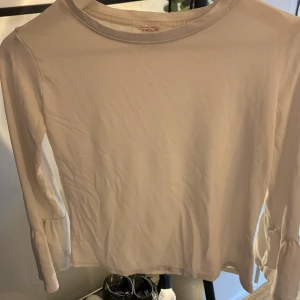 Cremevit tröja strl XS - En cremevit långärmad tröja från Cape Juby men är köpt på pacsun. Voulang i slutet på ärmarna.