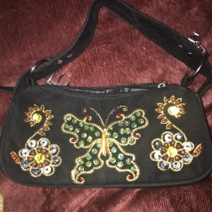 Väska - Jättecool väska, vintage. Ett kortare band och ett justerbart! Väskan är även väldigt rymlig, två storq fack och ett ytterfack på baksidan! Skriv för fler bilder💔 obs man kan ta av det långa bandet obs det är trasigt men går att laga