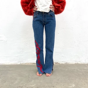 Jeans no: 1 - IGGY JEANS x PHILIPPA - Levi’s 501 secondhand-jeans med rött Iggy Jeans mönster. En re-make av @iggyjeans i samarbete Philippa Parnevik. OBS! Jeansen är små i storlek! Dessa motsvarar ca storlek M