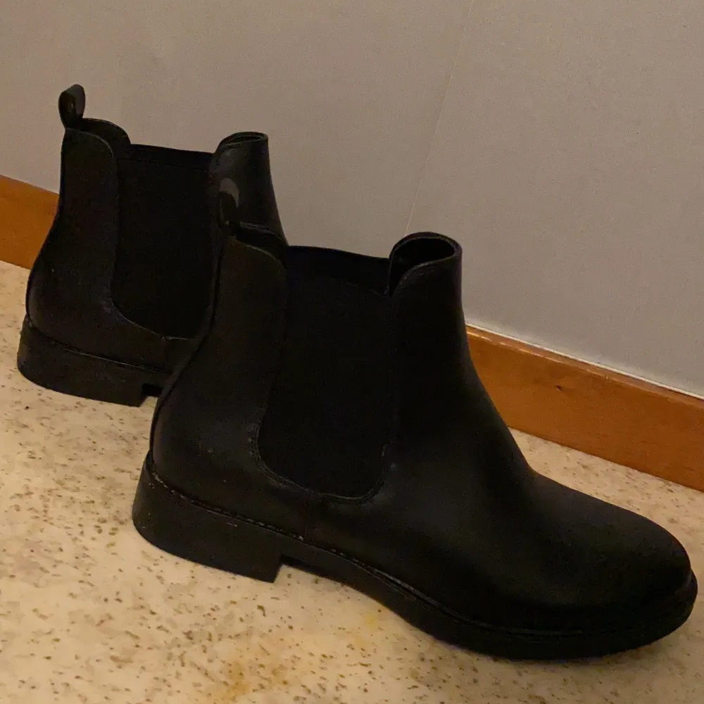 Det är e par svarta skor som är endast en gång använda. om det så att köparen behöver mer bilder så är det bara att fråga.                                                                                    Frakt till kommer köparen ( köparen betalar frakten). Skor.