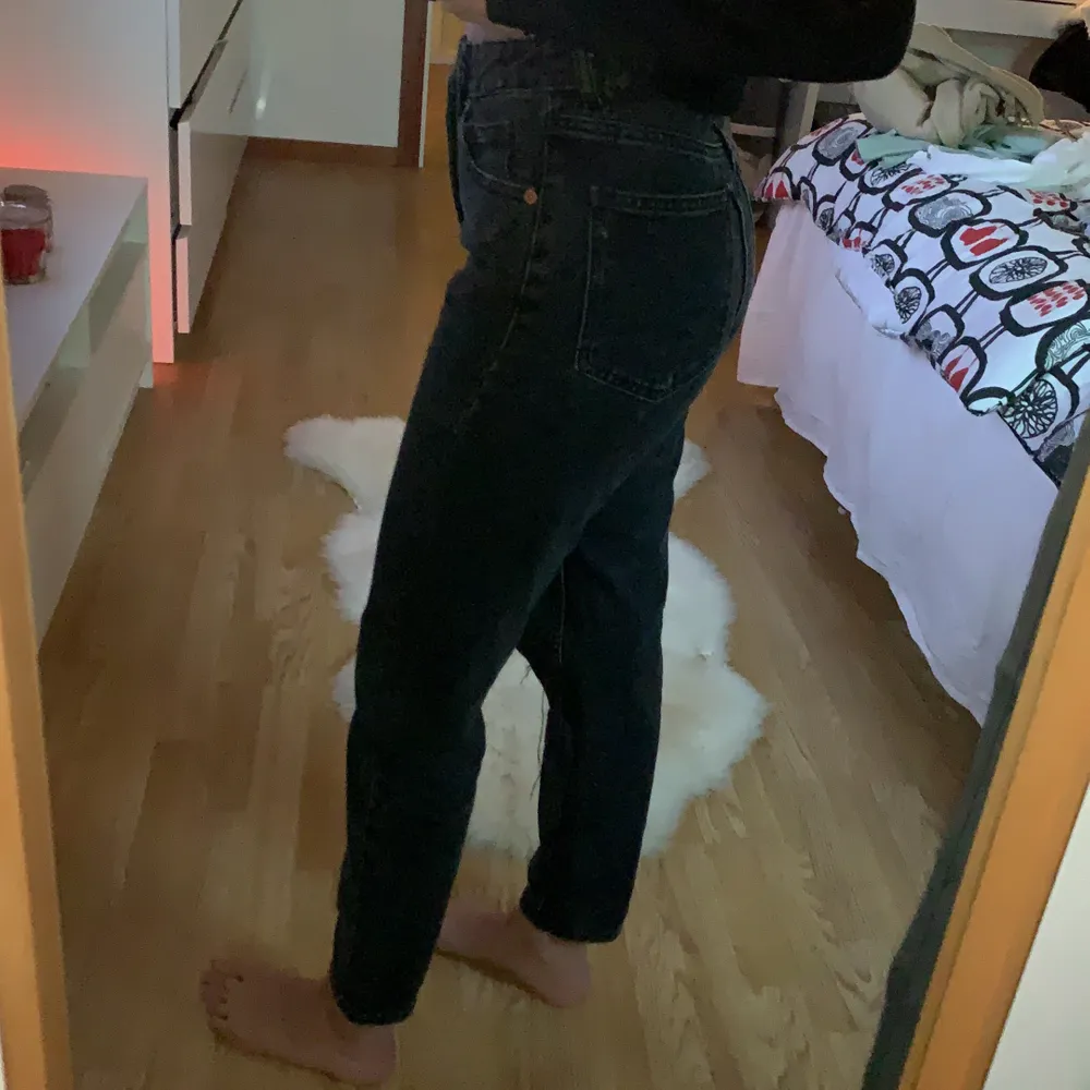 Svarta mom jeans från Zara som jag själv gjort ett hål på ena benet. Som nya. . Jeans & Byxor.