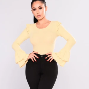 Gul topp från FashionNova, storlek XS - Använd max 5 gånger, väldigt fint skick! 