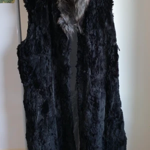 VINTAGE läng väst i rabbit hair - Strl ungefär L bröstmåt: ca 56 cm längd: ca 100 cm svart