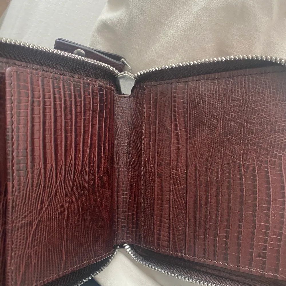 Väldigt stilren mörkröd/brun Whyred plånbok med många fack inuti! . Accessoarer.