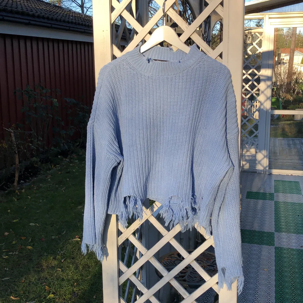 Ljusblå stickad tröja ifrån Ginatricot, använd en gång! . Tröjor & Koftor.