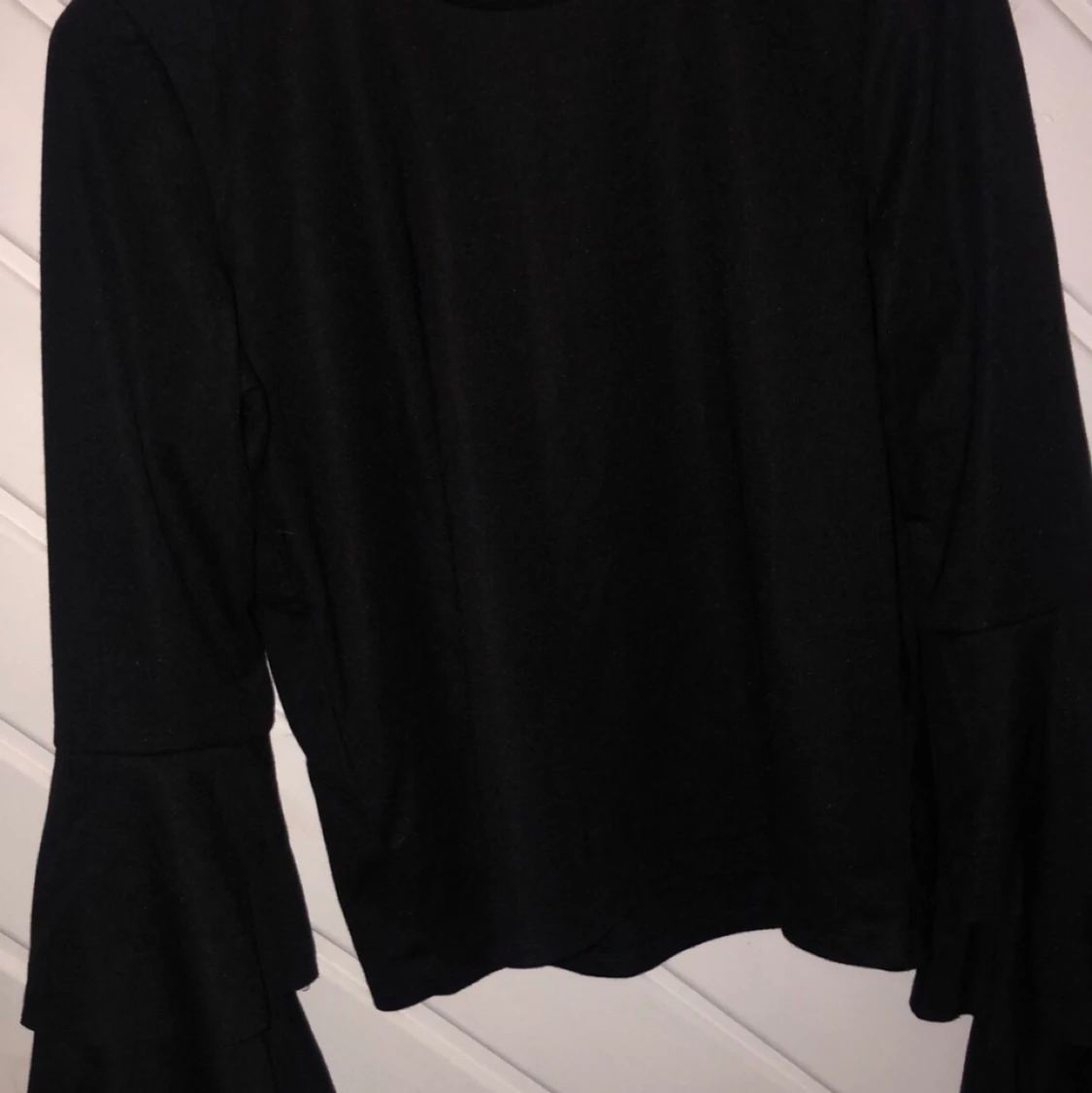 Fin tröja med volang på ärmarna! - 90