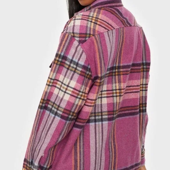 Säljer en rosa rutig jacka i storlek 36! Knappt använd! Köparen står för frakten💞. Jackor.