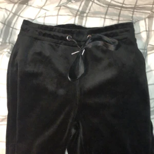 Velour byxor - Jätte mysiga mjukisar!! Från Gina köpa några månader sen. Använd fåtals gånger! Köpa för 230kr💖💖