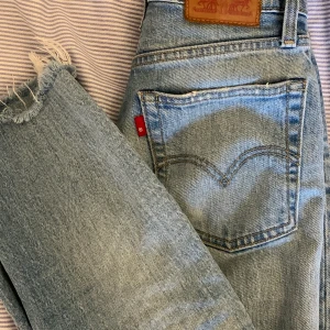 Levis (?) momjeans - Dessa jeansen har en gång i tiden varit mina absoluta favoriter. Tyvärr har jag växt ur de och kan inte ha de längre. Har ingen aning om de är äkta levis eller inte då jag fått ärva de. Däremot är kvaliten SÅÅ bra och de är helt felfria! ✨✨ Vid stort intresse kommer det bli en budgivning!