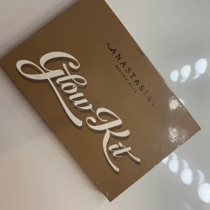 ANASTASIA BEVERLYHILLS  - MAKEUP 💄 Highlighter palett! Tre färger aldrig använda :) Övriga använda sparsamt! Ledande BUD: 55kr AVSLUTAS 22:00