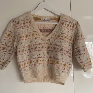Zara tröja - En stickad och mysig tröja som är perfekt för hösten! Använd en gång 