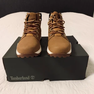 Timerland Brooklyn Low Hiker Nubuck - Timberland Brooklyn Low Hiker Nubuck, Str: 43.5, Modell: herr, Skick: helt nya, Nypris: 1100kr, Mitt pris: 650kr.  Kolla gärna in mina andra inlägg, Vi intresse av fler varor så fixar jag ett bra paketpris!