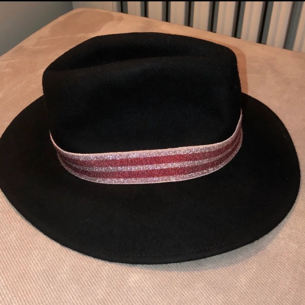 FINNS PÅ SELLPY. Fin filad hatt i fint/nytt skick. Varm o bra till höst o vintern! Köpt i london i deras butik. Övrigt.