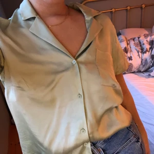 Topp - Säljer min fina gröna topp från other stories. Använd en gång och i jättebra skick