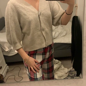 Stickad tröja - Sjuk fin tröja, med fina detaljer, knappt använd 