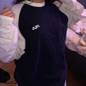 Longsleeve fila vintage 90s typ - En jättefin oversize tröja från fila som ger mig lite 90s vibes, är använd ca 4 ggr så är i bra skick , vetinte varför den ser svart ut på bilderna men den är iallafall jättefin mörkblå färg, ska ta nya bilder snart🤞🏼