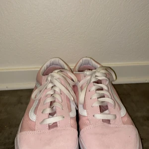 Ljus rosa vans  - Ett par nästan helt oanvända ljusrosa vans,använda typ 1 gång.priset kan diskuteras😌lite dåliga bilder men hoppas dom funkar