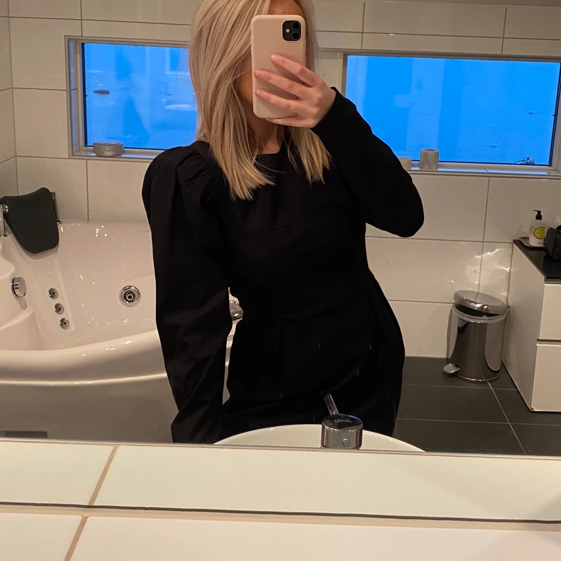 Svart klänning med puffärmar från Nelly  - 90