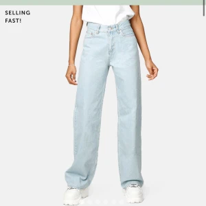 Wide-leg jeans  - Säljer mina ljus blå wide leg jeans från junkyard. Säljer endast då de var för stora för mig. Nypris 499, mitt pris 399 då ingår frakt. Lägre pris vid snabb affär:) 