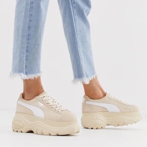 Puma X Buffalo 41 - Slutsålda Puma X Buffalo – Krämfärgade mockasneakers med platåsula. Köpta för 1 563kr använda 2/3 gånger. 