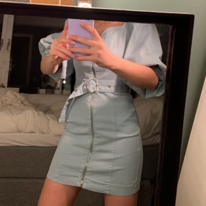 Jeansklänning med puffärm - Jeansklänning med puffärm från Bershka i storlek S. Klänningen är endast testad med prislapp kvar därmed i nytt skick.