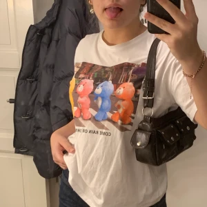 Vit t-shirt med tryck! - Vit t-shirt från Zara i ett samarbete med care bears! Trycket är även the beatles inspererat. Bara använd en gång. Sitter lite oversized!
