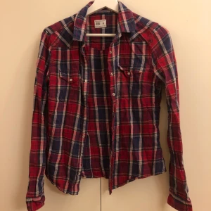 Rutig skjorta - Rutig skjorta, storlek S. Kunden står för frakten ❤️🖤💙 Använd ett fåtal gånger