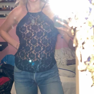 Jättesnygg Partytopp I Spets - Världens skönaste & snyggaste festtopp i spets med blommönster 💋💕🥰