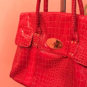 Vintage väska - Sjukt snygg väska. Riktiga vintage vibes💘 Rymmer en laptop. Andra bilden visar färgen tydligare. Fint skick!!