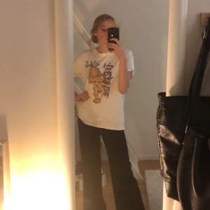 Cool tisha storlek M/L okänt märke - Skit cool gammal T-shirt och har ingen aning om varifrån den är:( storlek M/L står det på lappen och skulle nog hålla med! Frakt tillkommer:)