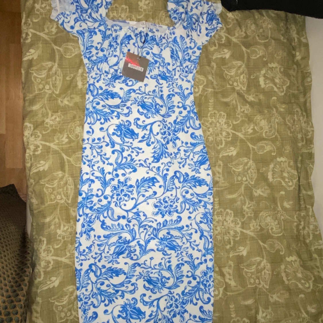 Tajt medellång blå vit mönstrad klänning stl 40 - 90