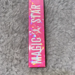 Jeffree star magic star concealer - Helt oanvänd concealer från Jeffree star cosmetics i färgen 16.5!! Ord pris: 242kr säljer för 199kr inklusive frakt!