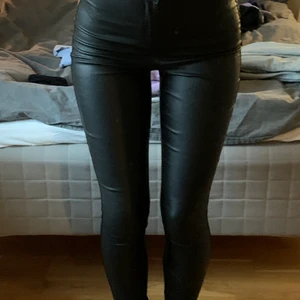 Missguided Skinnjeans  - Säljer mina skinnjeans från Missguided stl 38 men passar också mig som är en 36. Har användt de ca 1 gång då jag kände att det inte riktigt var min stil. Köpte för 300kr men säljer för 200kr.