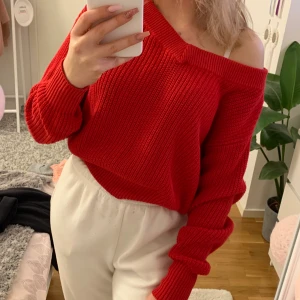 supermysig röd stickad tröja - säljer denna superfina tröja från gina pga ej min stil längre. Den går både att ha off-shoulder och inte. Jätteskönt material och bra kvalité. Nypris ca 300🥰