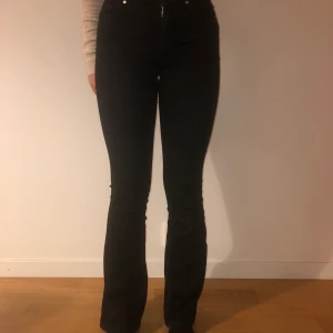 Bootcut jeans - Svarta jeans; bootcut. Mycket gott skick och riktigt coola.