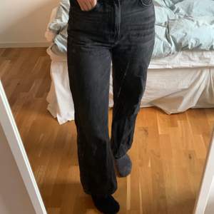 Superfina svarta wide jeans från hm. Skulle rekommendera dom till dig som är lite kortare än mig, ca 165 cm. Köparen står för frakten💞