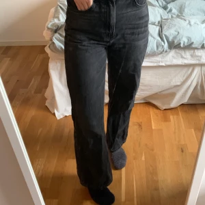 Wide high waist jeans, hm - Superfina svarta wide jeans från hm. Skulle rekommendera dom till dig som är lite kortare än mig, ca 165 cm. Köparen står för frakten💞