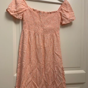 jättefin sommarklänning! - säljer denna superfina helt oanvända sommarklänningen. Skönt och luftigt material, går både att ha off-shoulder och inte. Jättefin och skön att ha en varm sommardag eller att bara dra över bikinin🥰✨