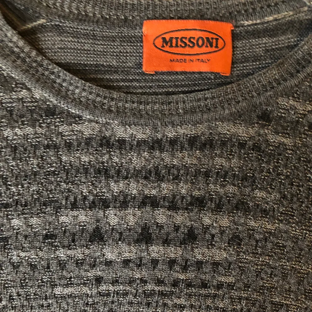 Finstickad och mönstrad tröja från Missoni. Storlek 48 (S-M).  Jättefin i kvalitet och passform. Nypris ca 6000kr. . Tröjor & Koftor.