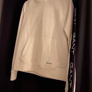 En jättefin Gant hoodie i storlek 176cm från kidsbrandstore. Jag tycker att den sitter bra på mig och jag har normalt storlek M i tröjor och är 172cm lång. 😋 aldrig använd så den är i mycket bra kvalite! Köpt för 799kr. 