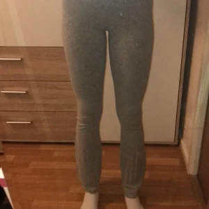 Bootcut - Ett par gråa bootcut mjukis