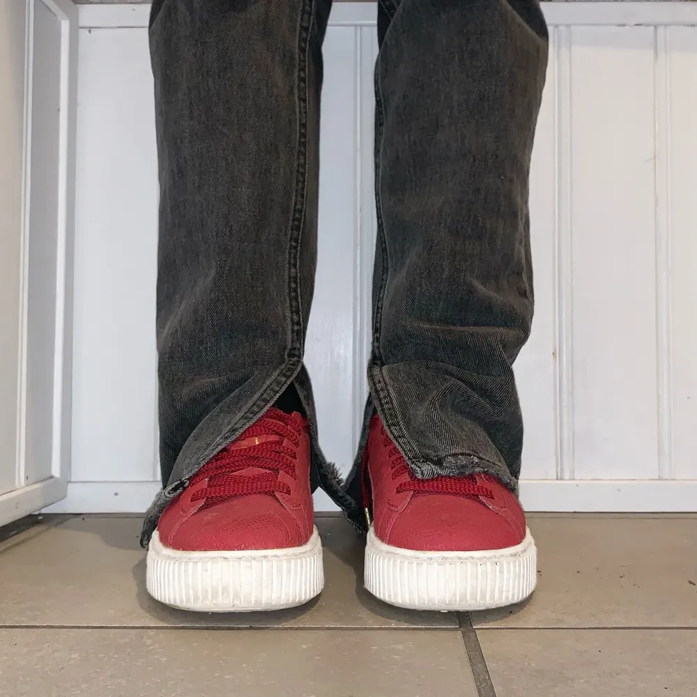 Röda platform sneakers från puma i storlek 37, använda ett fåtal gånger men minns ej nypris. Kan fraktas men står ej för kostnaden!. Skor.